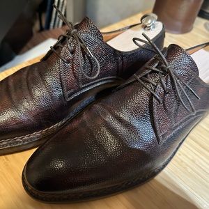 Bontoni. Medium chocolate pebble, grain derby.